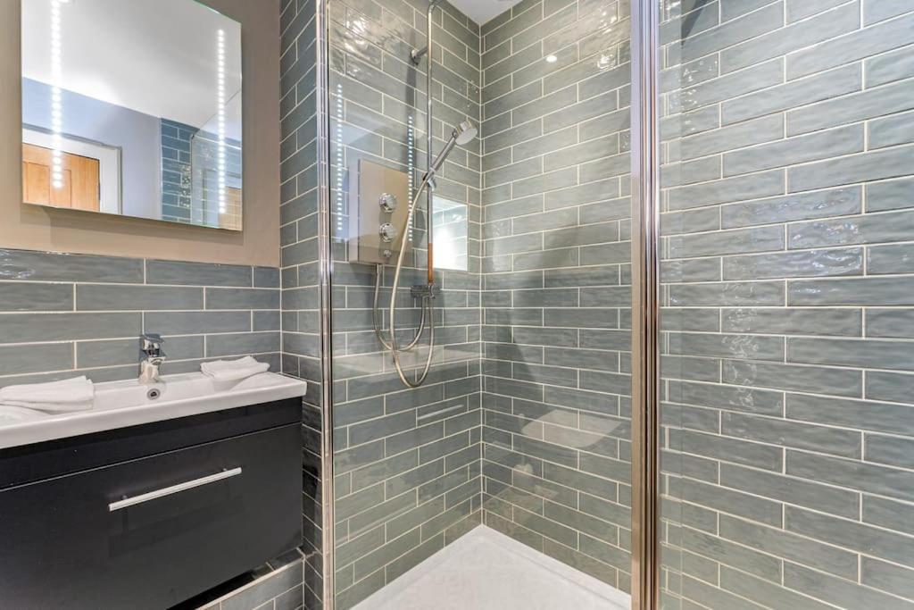 Boutique Modern Royal Mile Apartment Sleeps 4 Edimburgo Esterno foto